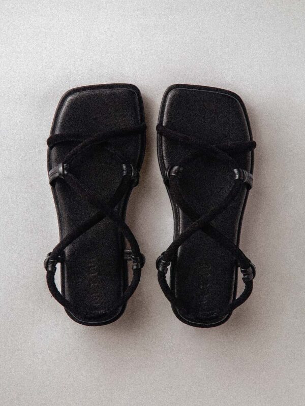 PRETZEL SANDAL BLACK
