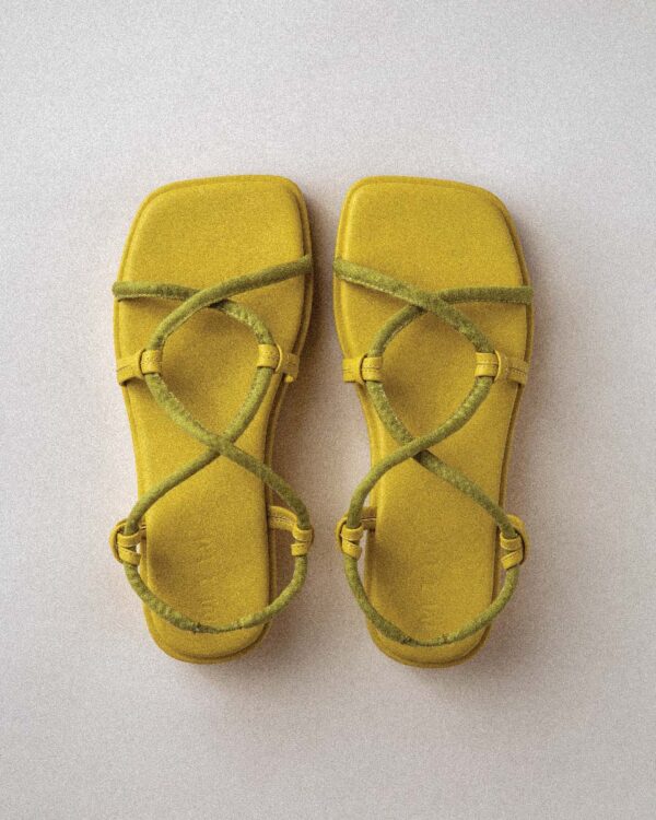 PRETZEL SANDAL MUSTARD